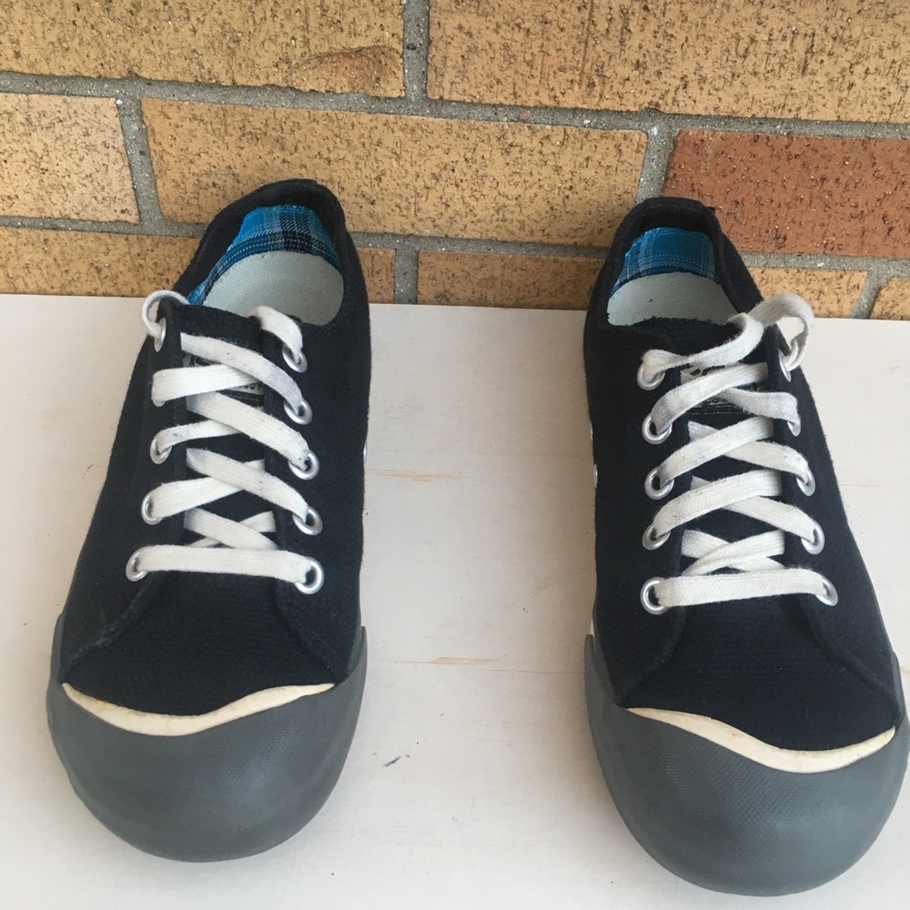 Keen women’s shoes sz 7